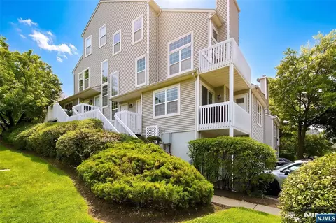 3 Regency Cir, Englewood, NJ 07631