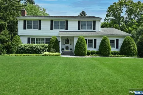 250 Meadowbrook Rd, Wyckoff, NJ 07481