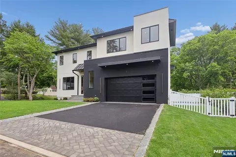 1 Bancroft Pl, Cresskill, NJ 07626