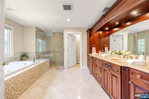 Bath - 68 Eagle Rim Rd, Saddle River, NJ 07458 photo 2 of 6