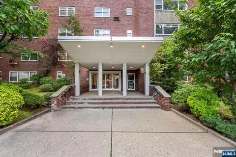 1575 Center Ave #1F, Fort Lee, NJ 07024