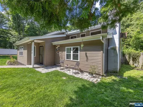 17 Birch Dr, Highland Lakes, NJ 07422