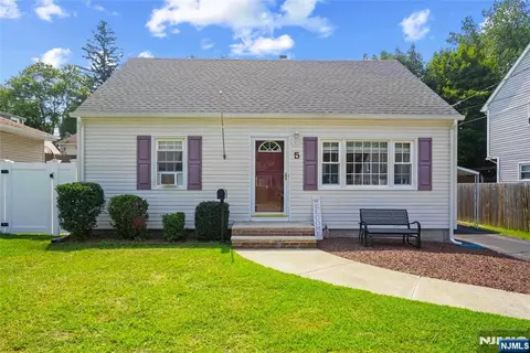 5 Sally St, Bloomingdale, NJ 07403