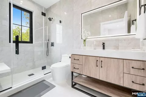 Bath - 336 Lockwood Dr, Paramus, NJ 07652 photo 5 of 8