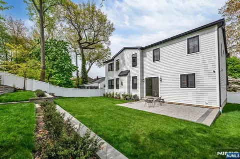 Exterior - 336 Lockwood Dr, Paramus, NJ 07652 photo 4 of 6