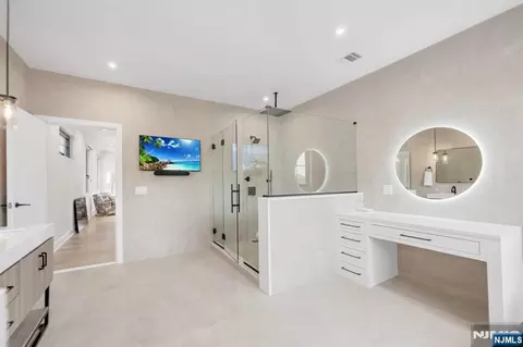 Bath - 336 Lockwood Dr, Paramus, NJ 07652 photo 4 of 8