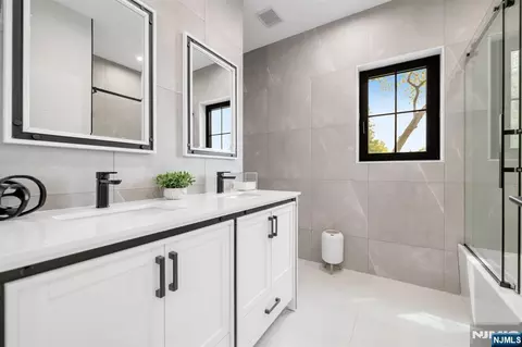 Bath - 336 Lockwood Dr, Paramus, NJ 07652 photo 6 of 8