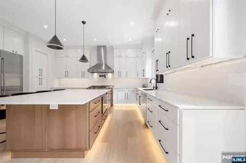 Kitchen - 336 Lockwood Dr, Paramus, NJ 07652 photo 3 of 4