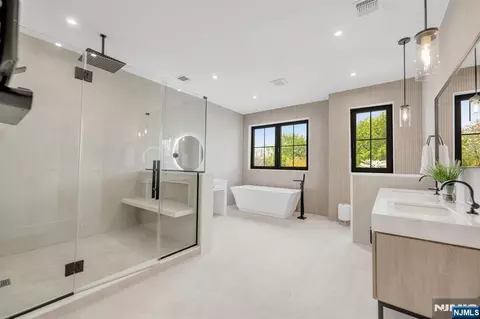 Bath - 336 Lockwood Dr, Paramus, NJ 07652 photo 3 of 8