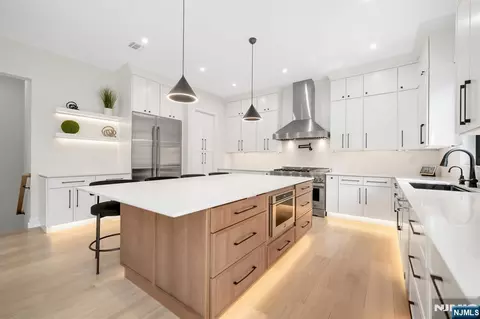 Kitchen - 336 Lockwood Dr, Paramus, NJ 07652 photo 2 of 4