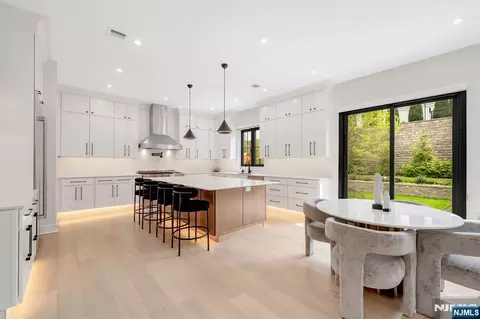 Kitchen - 336 Lockwood Dr, Paramus, NJ 07652 photo 4 of 4
