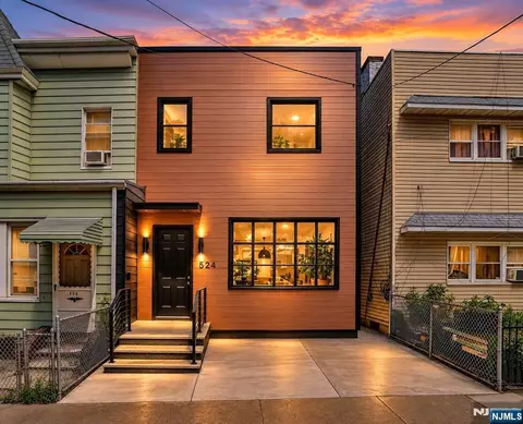 524 34th St, Union City, NJ 07087