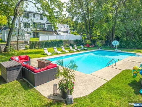 Exterior - 376 Chelsea St, Paramus, NJ 07652 photo 4 of 8
