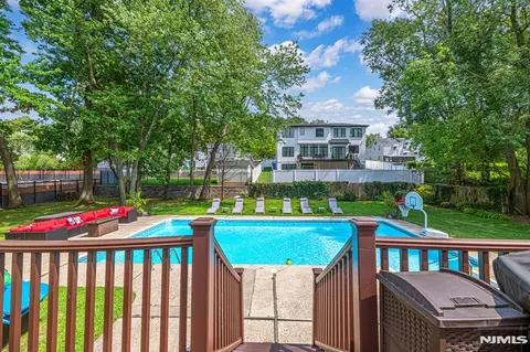 Exterior - 376 Chelsea St, Paramus, NJ 07652 photo 6 of 8