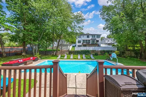 Exterior - 376 Chelsea St, Paramus, NJ 07652 photo 6 of 8
