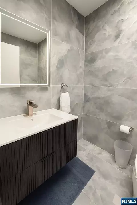 Bath - 44 Adams Dr, Cresskill, NJ 07626 photo 6 of 7