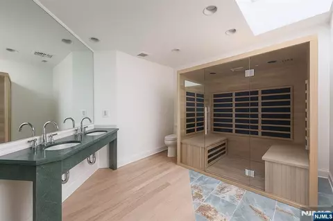 Bath - 44 Adams Dr, Cresskill, NJ 07626 photo 1 of 7