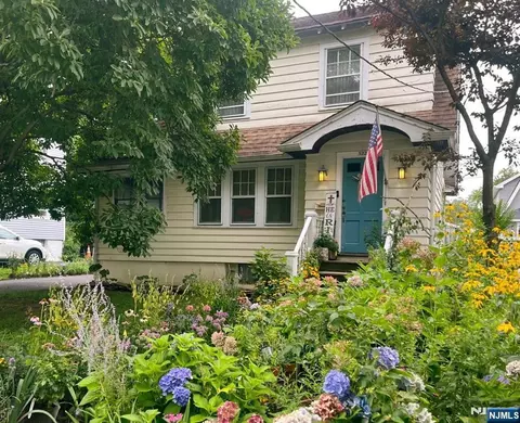 322 Magnolia Pl, Leonia, NJ 07605