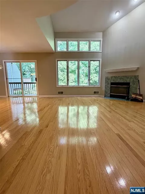 19 Lakeview Dr, Old Tappan, NJ 07675