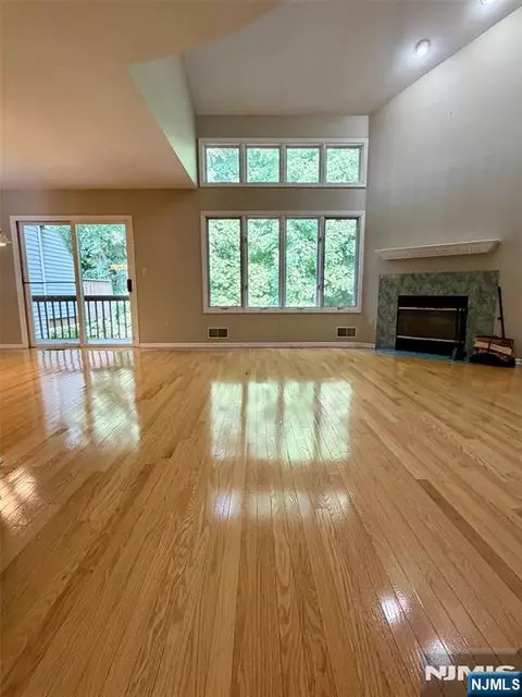 19 Lakeview Dr, Old Tappan, NJ 07675