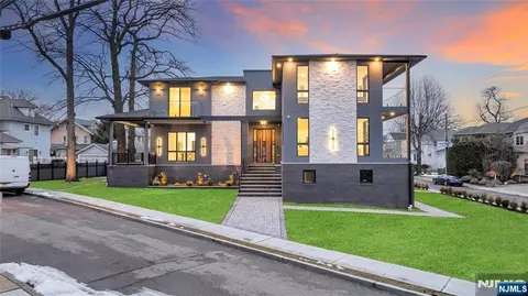 283 Bluff Rd, Fort Lee, NJ 07024