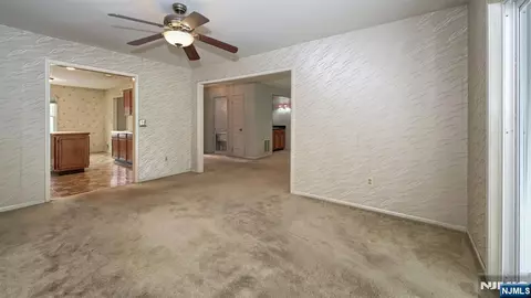 Entry Way - 42 Bowfell Ct, Wayne, NJ 07470 photo 2 of 4
