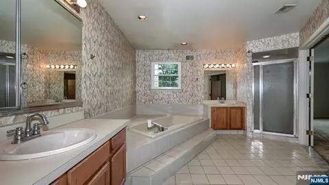 Bath - 42 Bowfell Ct, Wayne, NJ 07470 photo 2 of 3
