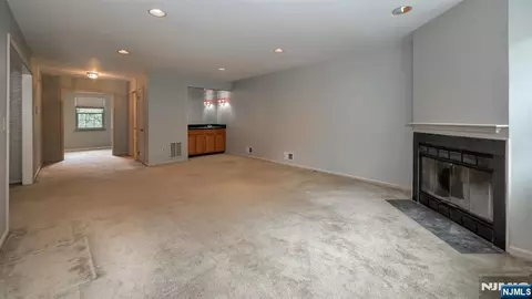 Living - 42 Bowfell Ct, Wayne, NJ 07470 photo 3 of 4