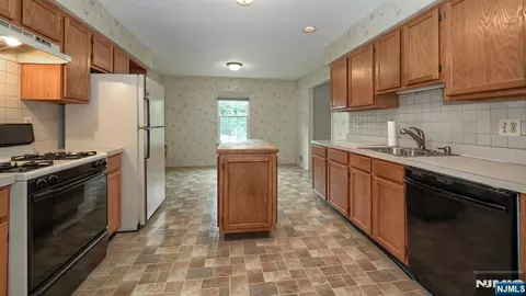 Kitchen - 42 Bowfell Ct, Wayne, NJ 07470 photo 3 of 3