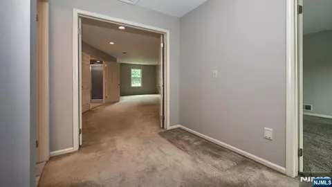 Entry Way - 42 Bowfell Ct, Wayne, NJ 07470 photo 4 of 4