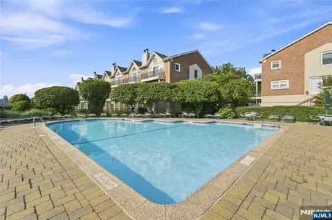 200 Grand Cove Way #4J, Edgewater, NJ 07020