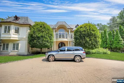 186 Hoover Dr, Cresskill, NJ 07626