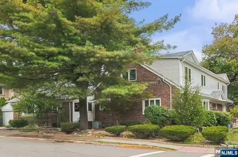 1003 Cumbermeade Rd, Fort Lee, NJ 07024