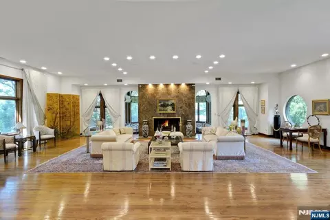 Living - 59 Jackson Dr, Alpine, NJ 07620 photo 2 of 7