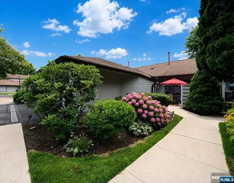209 Wind Hollow Ct, Mahwah, NJ 07430