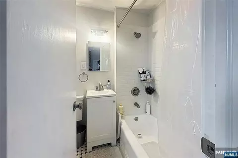 Bath - 2 Hillside Ave, Summit, NJ 07901 photo 1 of 4