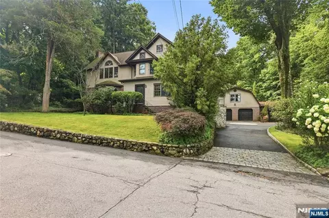 41 Crest Rd, Hillsdale, NJ 07642
