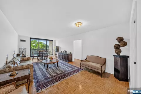 900 Palisade Ave #3D, Fort Lee, NJ 07024