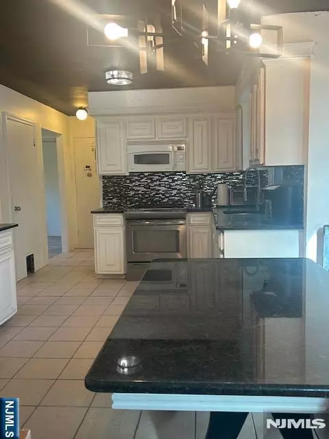 Kitchen - 60 Greenrale Ave, Wayne, NJ 07470 photo 5 of 5