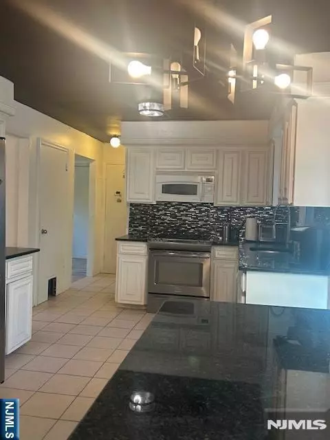 Kitchen - 60 Greenrale Ave, Wayne, NJ 07470 photo 4 of 5