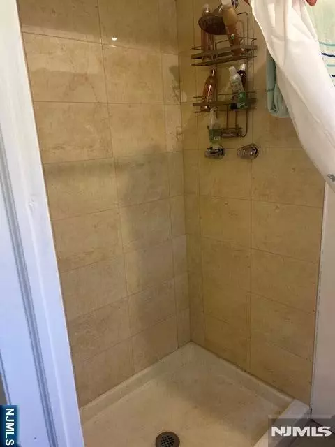 Bath - 60 Greenrale Ave, Wayne, NJ 07470 photo 4 of 7