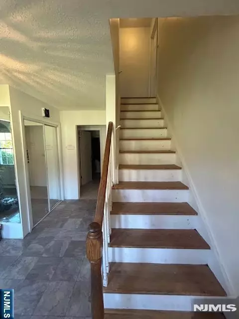 Entry Way - 60 Greenrale Ave, Wayne, NJ 07470 photo 2 of 10
