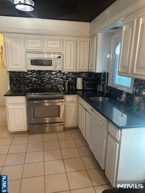 Kitchen - 60 Greenrale Ave, Wayne, NJ 07470 photo 3 of 5