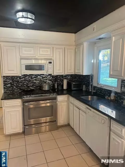 Kitchen - 60 Greenrale Ave, Wayne, NJ 07470 photo 2 of 5