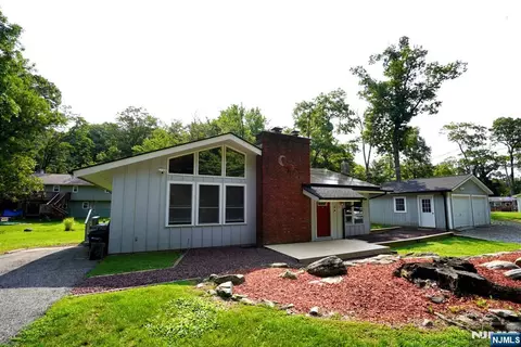 5 Woodlawn Dr, Andover, NJ 07821