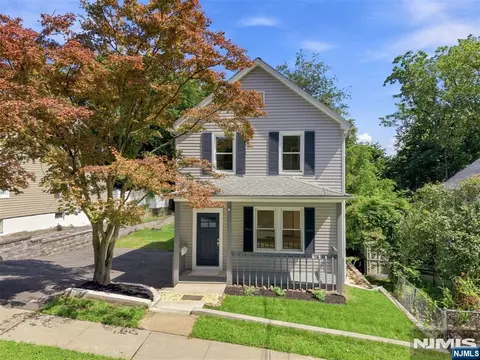 33 Mohawk Ave, Hawthorne, NJ 07506