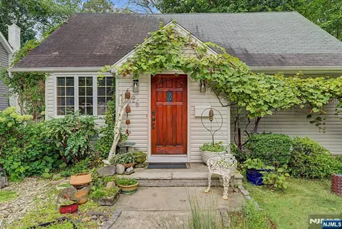 26 Cedar St, Bergenfield, NJ 07621