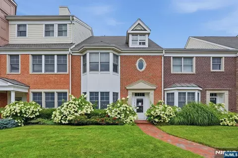 6 Intrepid Ct, Jersey City, NJ 07305