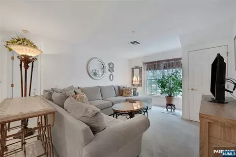 Living - 189 Forest Ave #411, Paramus, NJ 07652 photo 1 of 2
