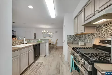 Kitchen - 189 Forest Ave #411, Paramus, NJ 07652 photo 1 of 2
